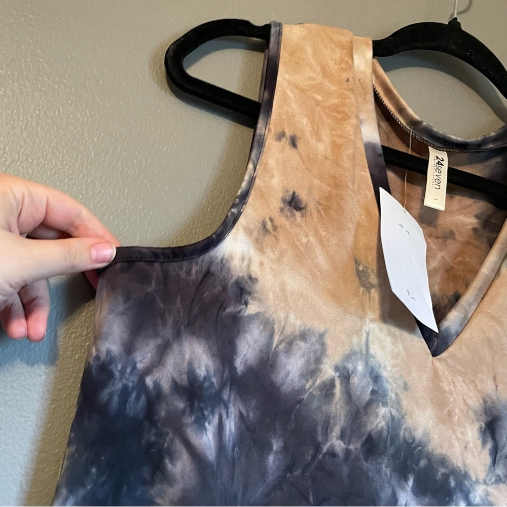 NWOT 24/7 Comfort Apparel Sz Large Womens Tan Blue Tie Dye Sleeveless V-neck Top - Picture 3 of 8